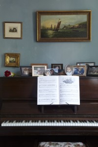 wingfield-college-living-room-piano